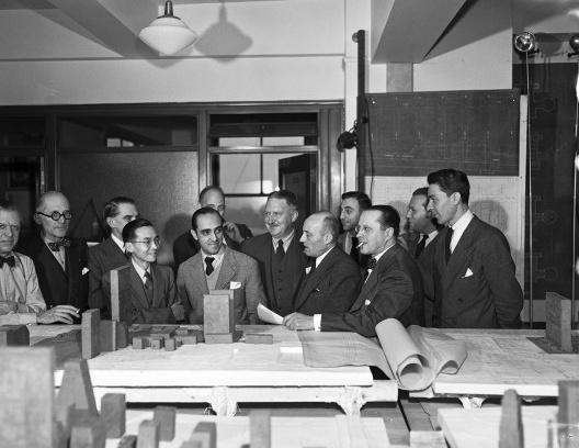Liang (o quarto à esquerda) e Niemeyer (o quinto à esquerda) no projeto da ONU