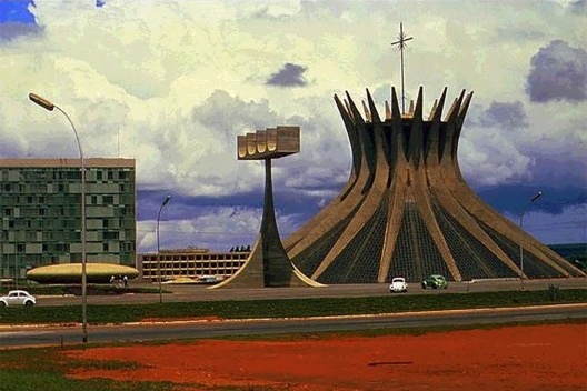 Catedral de Brasília, concreto aparente, Brasília DF Brasil, 1970. Arquiteto Oscar Niemeyer