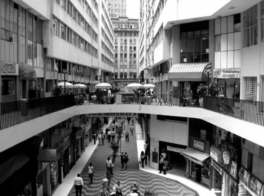 Um exemplar das galerias comerciais existentes no Centro Novo, A Galeria Nova Barão (1962) de Maria Bardelli e Ermano Siffredi