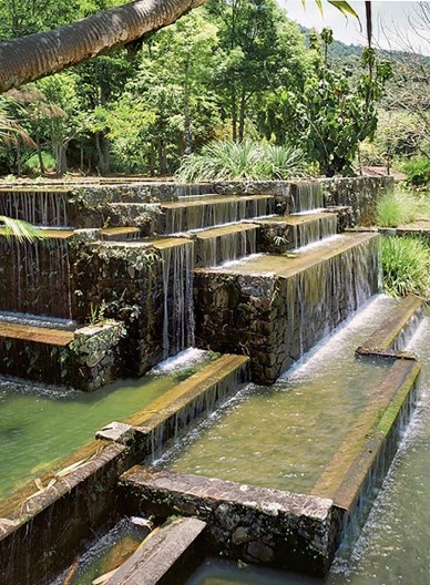 Para a construção dos espelhos e das quedas d’água nos jardins da Fazenda Vargem Grande, houve a necessidade da abertura de uma mina de pedras na propriedade, envolvendo o trabalho de uma equipe de quinze funcionários