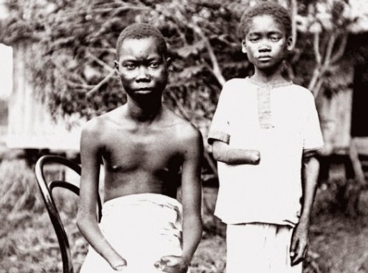 Detalhe da capa do livro Les fantomes du roi Leopold, de Adam Hochschild