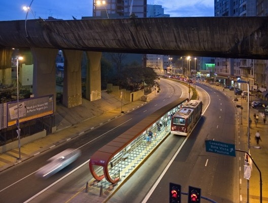 Estação de Transferência de Ônibus, São Paulo, 2002, acervo permanente do Centro Georges Pompidou de Paris. Arquitetos Jupira Corbucci e Marcelo Barbosa