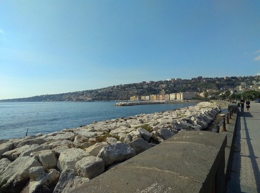 Lungomare, vista para o Posillipo, Nápoles, Itália