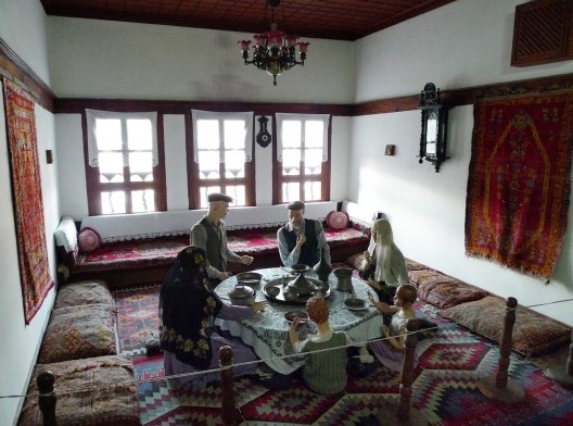 Cômodo familiar tradicional na casa-museu Kaymakamlar. Safranbolu, 2012