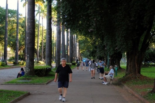Figura 02 - Praça da Liberdade: usuários na alameda central