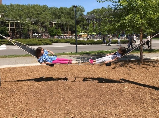 Crianças em rede de descanso