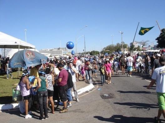 O asfalto da Esplanada tomado pela multidão, Brasília em festa no aniversário de 50 anos, 21 de abril de 2010