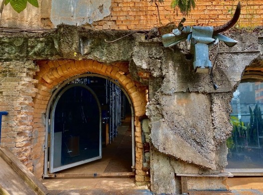 O touro e a saída. Mascára colocada na saída da parte posterior do edifício