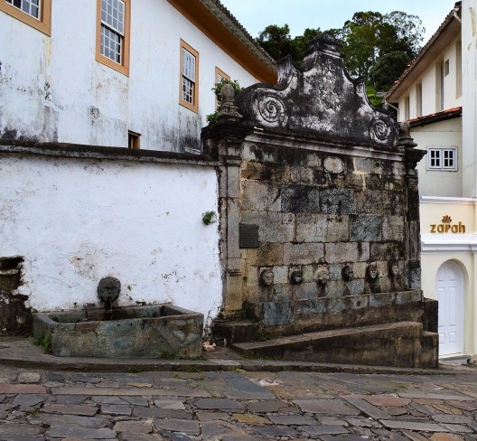 Bebedouro para animais ao lado de chafariz, Diamantina MG, 2014