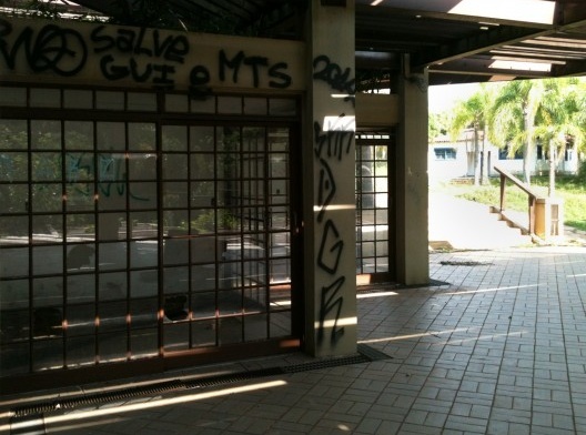 Triste abandono no conjunto de apoio ao Parque