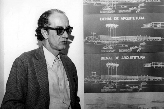 Oswaldo Corrêa Gonçalves no escritório de organização da I Bienal Internacional de Arquitetura, junho de 1973