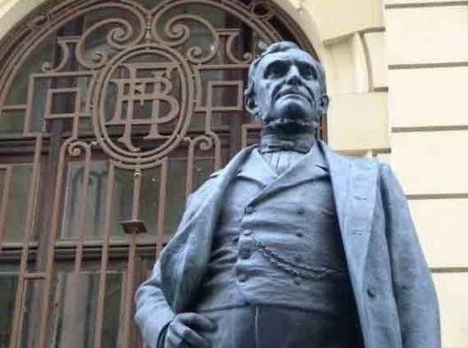 O Barão de Mauá, em estátua na frente à Associação Comercial do Rio de Janeiro, também andou por ali