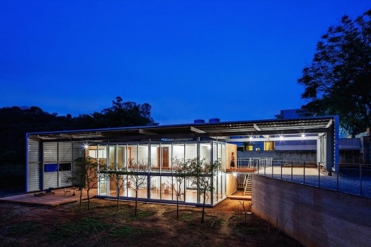 Residência T.R., Carapicuíba SP, 2011-2016. Escritório Andrade Morettin Arquitetos Associados