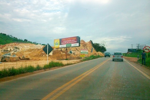 Implantação de loteamento, na PA275, com corte do morro existente. Parauapebas em janeiro 2014