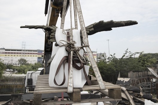 Giselle Beiguelman, “Memória da Amnésia”, saída das esculturas do depósito municipal de monumentos no Pari e chegada no Arquivo Municipal para montagem da exposição, 29/11/2015