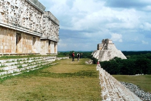 Uxmal, ca.2003. Vista geral com Palácio do Governador à esquerda e Pirâmide do Adivinho ao fundo