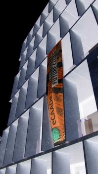 Banner do congresso na entrada do HIT