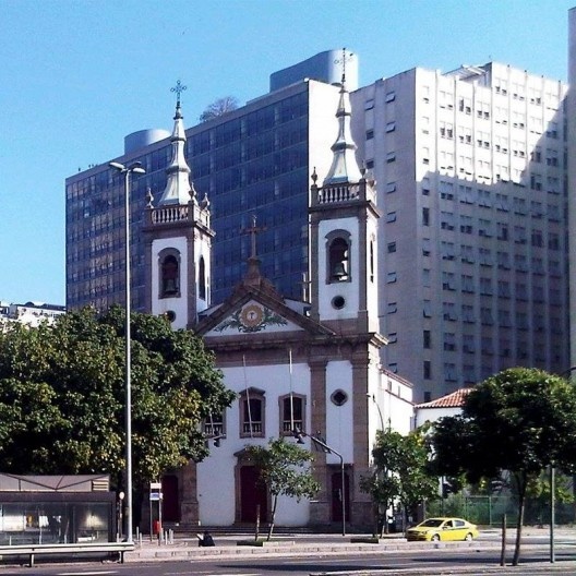Igreja de Santa Luzia, com Palácio Capanema – antigo Ministério da Educação e Saúde e sede original do Iphan – ao fundo