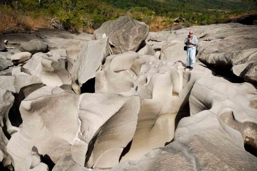 José Tabacow no Vale da Lua, na Chapada dos Viadeiros. Erosão provocada pela água sobre a rocha facilmente friável pela riqueza em carbonato