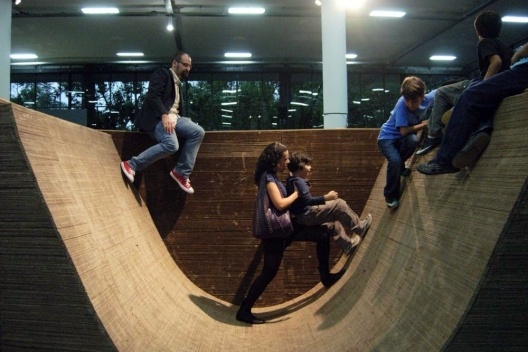 Terreiro \"O Outro, o Mesmo\", instalação de Carlos M. Teixeira