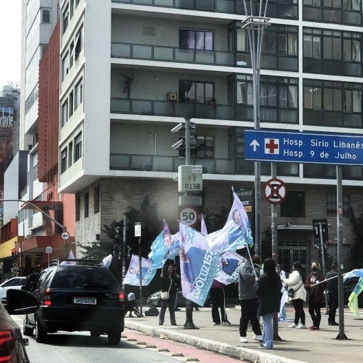 Campanha política com porta-bandeiras, Avenida Paulista, São Paulo