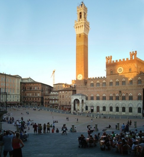 Piazza del Campo, Siena, Itália. Fim de tarde, turistas passeiam...