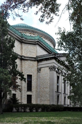 Fachada da Gould Memorial Library, escritório McKim, Mead & White