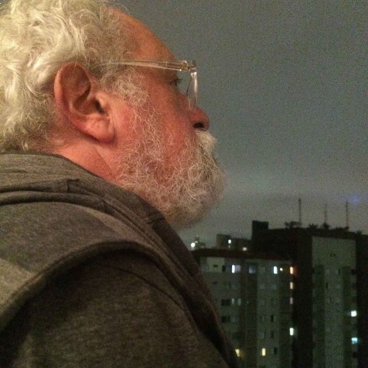 Bronstein observa a metrópole pulsante da janela de seu apartamento...