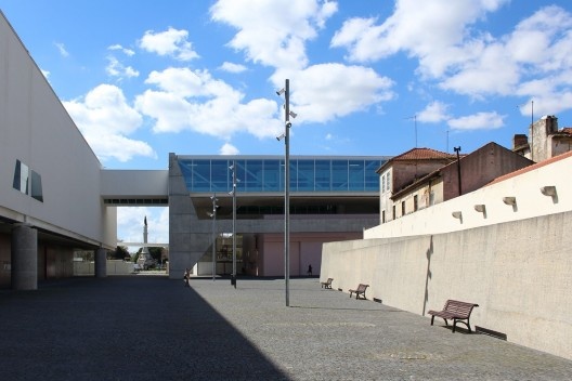 O Museu dos Coches visto da praça, à esquerda o bloco expositivo, e à frente o bloco de apoio