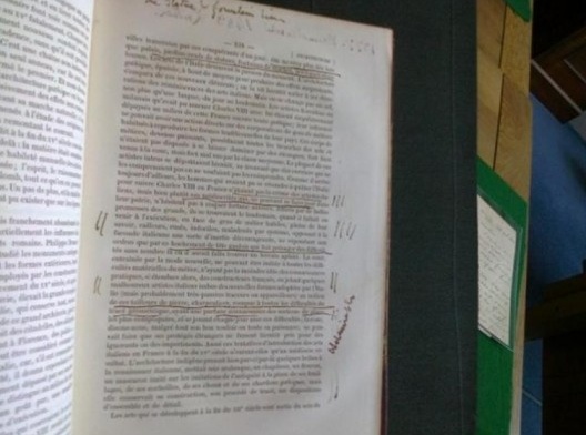 Ruskin rabiscando sobre o livro de Viollet-le-Duc.