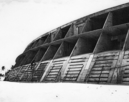 Face externa do anel onde se pode ver as placas de concreto com aberturas horizontais necessárias à entrada das águas da preamar