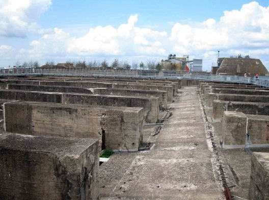 Pontilhões construídos sobre as vigas oferecem um caminho circular no topo do bunker
