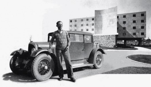 Le Corbusier e sua Voisin C7, “Lumineuse a machine à rouler”, fetiche de Le Corbusier, em frente ao Pavilhão da Suíça, Cidade Universitária de Paris