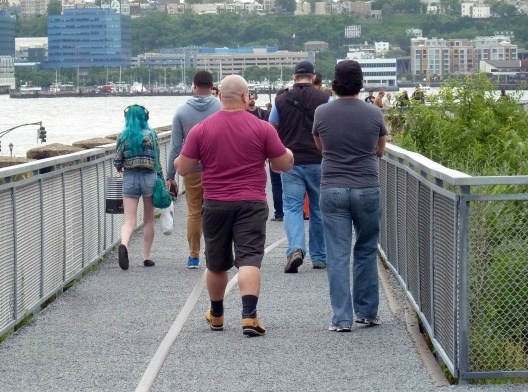 Determinada em realizar sua missão, a moça de cabelo azul retoma a caminhada em passos largos e se mistura na multidão...