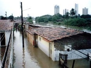 Ruas e casas alagadas no período das chuvas. Risco para as famílias e agressão ambiental. Verifica-se já uma tendência de verticalização
