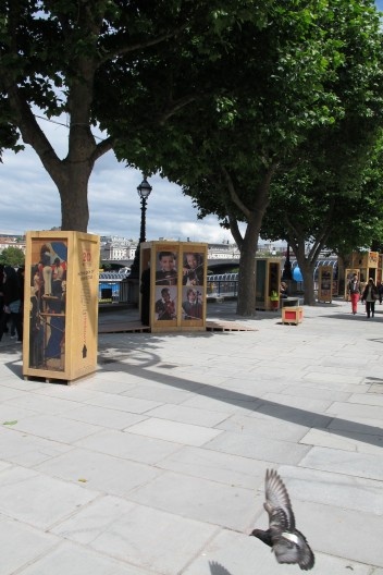 Módulos de exposição situados ao longo do Tamisa, Southbank. Dedicados a temas relacionados com o Rio Occupation Festival