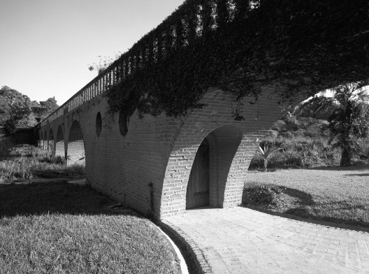 Ponte de acesso à piscina da Fazenda São Sebastião