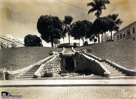 Gruta ornamental e escadaria ornada com volutas, s/d