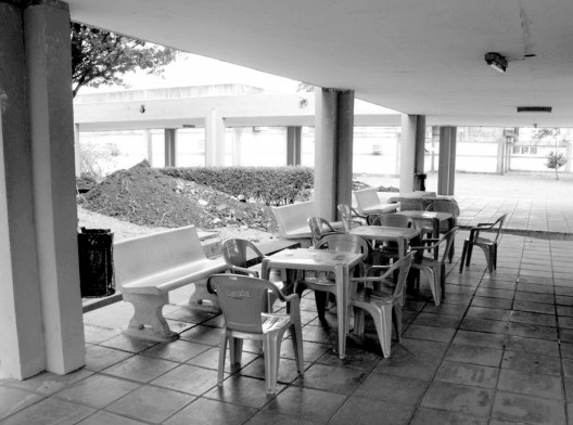 Vista geral da situação atual de ocupação do “corredor central”. Importante área de circulação no campus da UFMS, em Campo Grande-MS