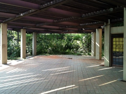 Triste abandono no conjunto de apoio ao Parque