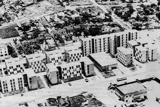 Conjunto habitacional em pré-moldados no Rio de Janeiro, arquiteto Garcia Roza com a empresa Engefusa, 1965
