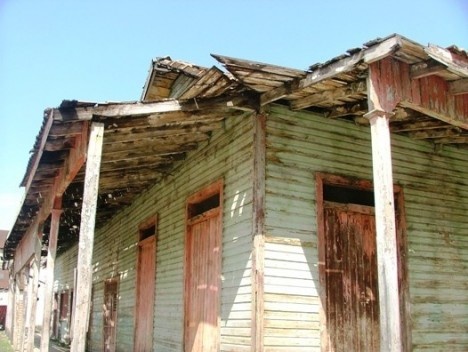 Deterioro de las viviendas de madera en el batey