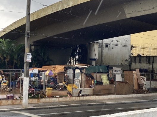 Baixo do complexo viário Evaristo Comolatti, moradores em situação de rua, São Paulo
