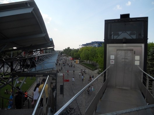 Travessia sobre o canal. A marquise faz a ligação dos principais acessos: porte de Pantin e porte de la Villette