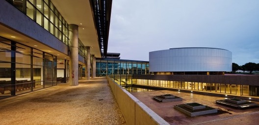 Câmara Legislativa do Distrito Federal, vista externa, Brasília DF, 1989-2007. Projeto Paulista de Arquitetura