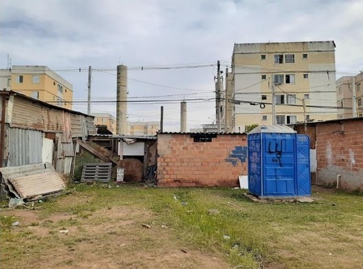 Situação atual da face posterior à avenida de uma porção do conjunto comercial existente com torres do Residencial Sírius ao fundo