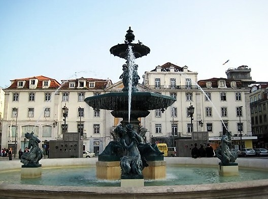 Mobiliário urbano como arte pública: fonte no Rossio