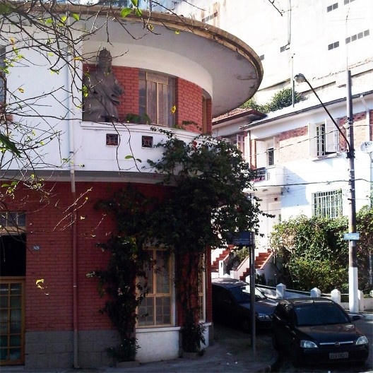 Casa com réplica de estátua de Aleijadinho, Grotão da Bela Vista