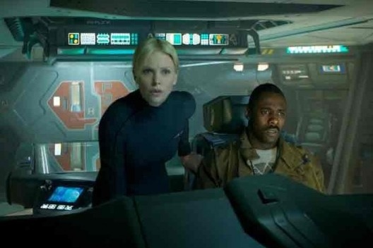 A comandante Meredith Vickers (Charlize Theron) e o capitão Janek (Idris Elba), a cargo da nave Prometheus