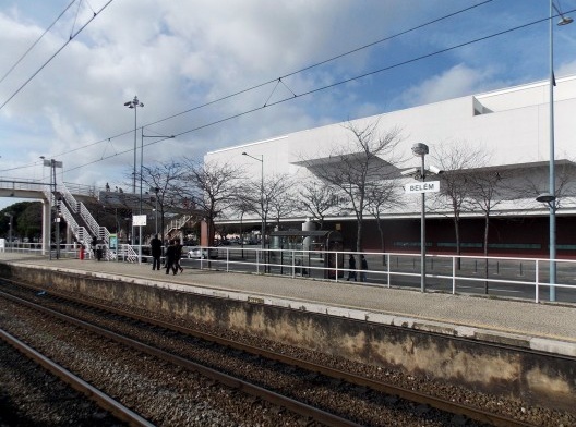 A linha férrea e a plataforma da estação de Belém que separa o Museu da margem do Tejo. A passarela, ao fundo, ainda não foi substituída pela que foi prevista no projeto de Mendes da Rocha e equipe